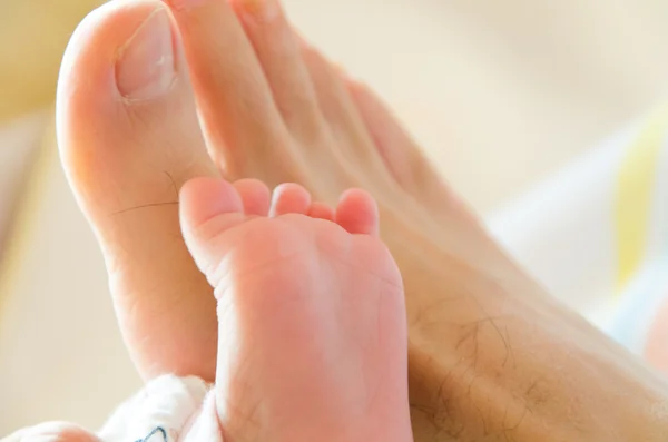 Primer plano del pie de un bebé junto con el pie de su padre — Foto de Stock