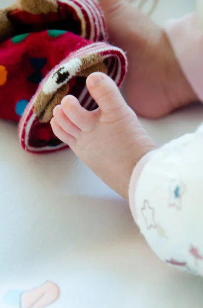 Eine Nahaufnahme von winzigem Babyfuß — Stockfoto