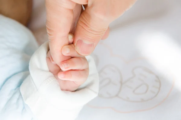 Holding hands of the baby and her father — Stock Photo, Image