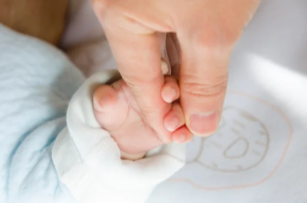 Händchen haltend mit dem Baby und ihrem Vater — Stockfoto