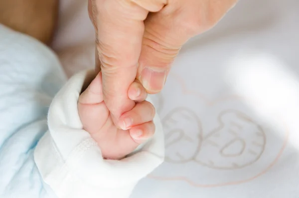 Händchen haltend mit dem Baby und ihrem Vater — Stockfoto