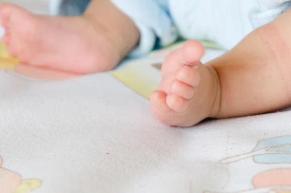 Un primer plano del pequeño pie de bebé —  Fotos de Stock