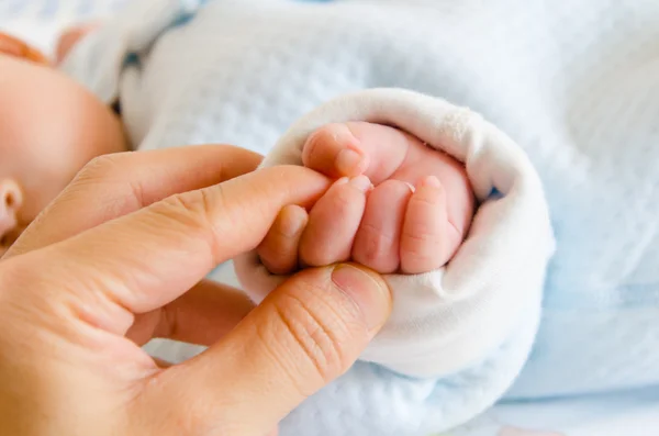 Tomando de la mano del bebé y su padre —  Fotos de Stock