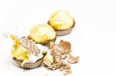 beyaz zemin üzerine çikolata