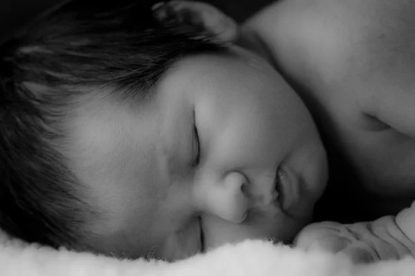 Nouveau-né endormi Photos De Stock Libres De Droits