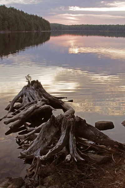 Ilha queimada Lago pôr do sol — Fotografia de Stock