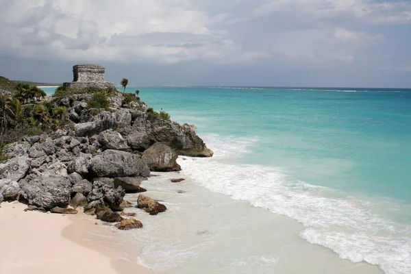 Tulum harabe bir tepe üzerinde — Stok fotoğraf