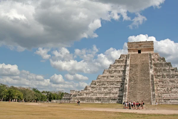 Turistas en Chichén Itzá — Foto de Stock