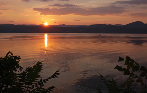 Zachód słońca żeglarskie na jeziorze Champlain — Zdjęcie stockowe