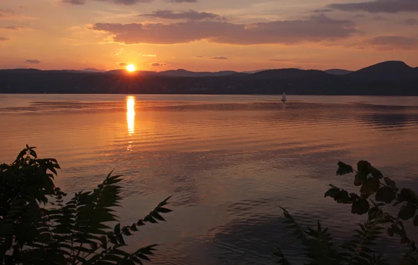 Lake Champlain günbatımı yelken — Stok fotoğraf