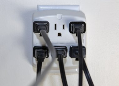 Bir açık elektrik prizi
