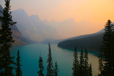 Banff Ulusal Parkı 'ndaki Iconic Moraine Gölü, Alberta, Kanada. 2021 yazında çekilen çekim, orman yangınlarının dumanı nedeniyle bulanıktı..