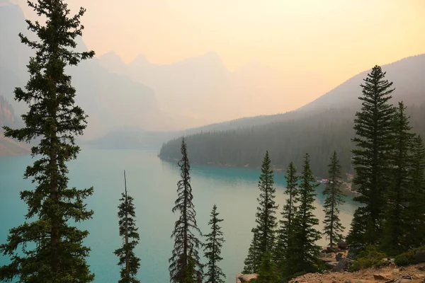 Озеро Иконик Морейн Банфском Национальном Парке Альберта Канада Выстрел Летом — стоковое фото