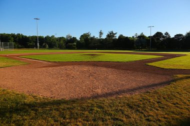 Sabahın erken saatlerinde çekilen beyzbol sahasının geniş açılı görüntüsü.