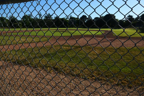 Campo Baseball Sparato Attraverso Recinzione Mattina Presto Fotografia Stock