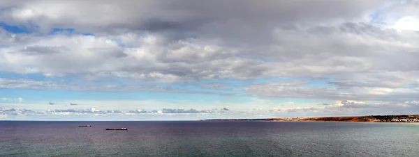 Bonito panorama del paisaje del mar y bonitos cielos nublados —  Fotos de Stock