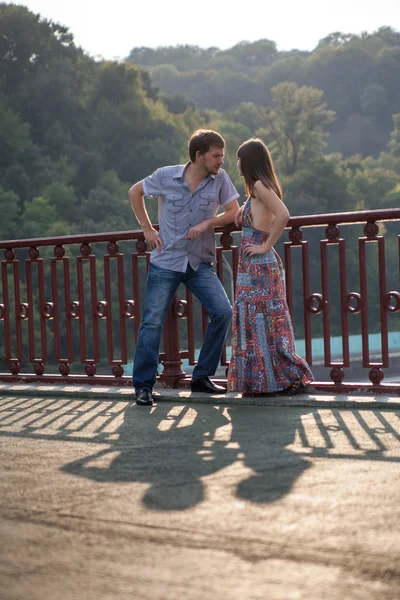 Couple hugging and kissing on a bridge — Stock Photo, Image