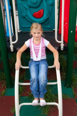 Kız rides bir çocuk bahçesi tesisi