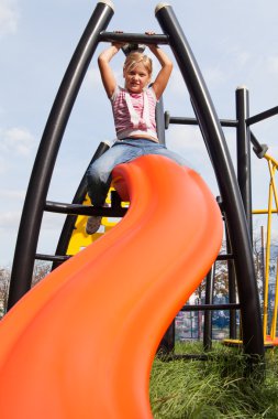Kız rides bir çocuk bahçesi tesisi