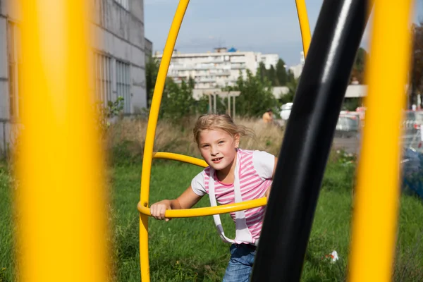 女の子と子供の遊び場の乗り物 — ストック写真