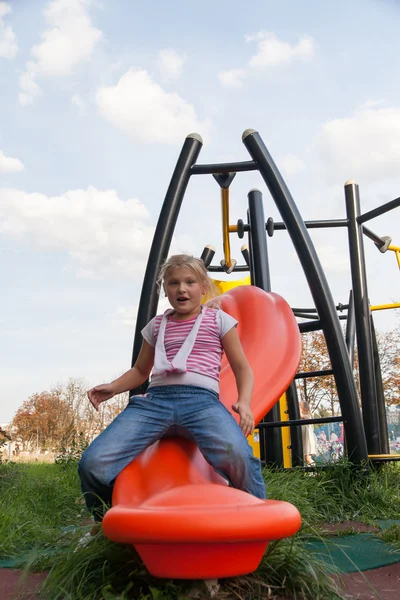 女の子と子供の遊び場の乗り物 — ストック写真
