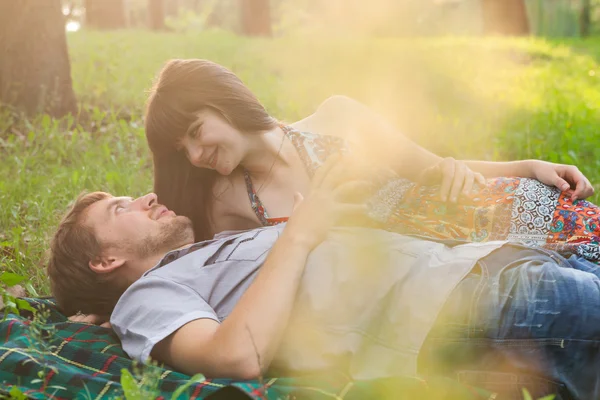 Jovem casal em um piquenique romântico ao ar livre — Fotografia de Stock