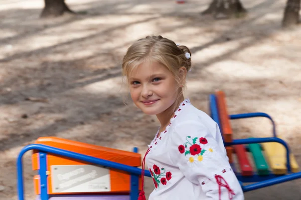 Dziecko w stylu ukraińskiej koszuli na huśtawce — Zdjęcie stockowe