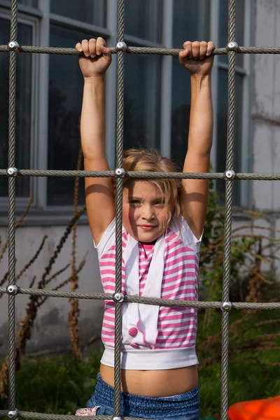 Cavalcate ragazza su un parco giochi per bambini — Foto Stock