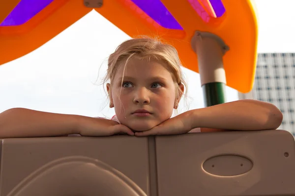 Dziewczyna jazda jazda na plac zabaw dla dzieci — Zdjęcie stockowe