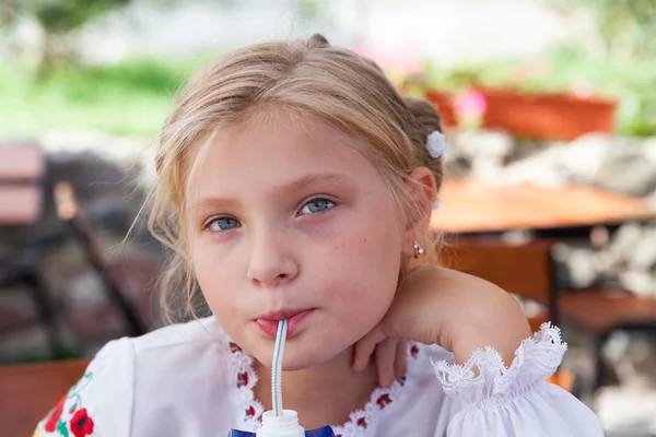 Junges Mädchen posiert in einem Café im Freien — Stockfoto