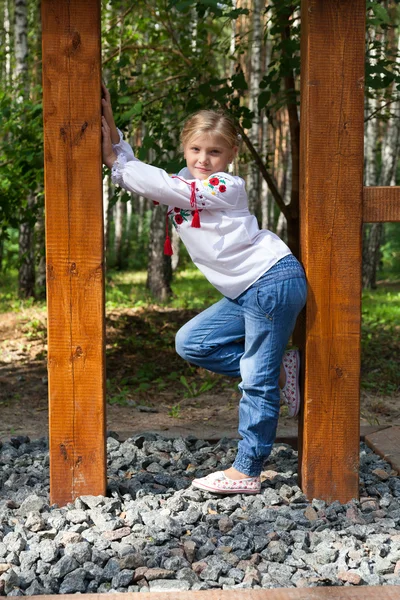 Jeune fille posant dans une forêt — Photo