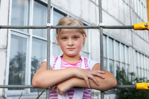 Cavalcate ragazza su un parco giochi per bambini — Foto Stock