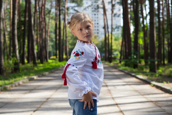 Jeune fille posant dans une forêt — Photo