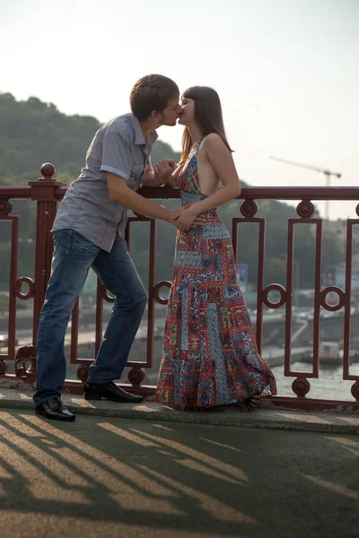 Paar umarmt und küsst sich auf einer Brücke — Stockfoto