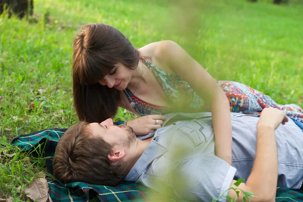 Jovem casal em um piquenique romântico ao ar livre — Fotografia de Stock