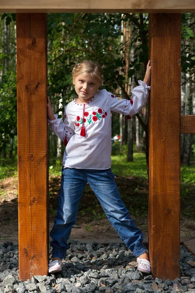 Jong meisje poseren in een forest — Stockfoto