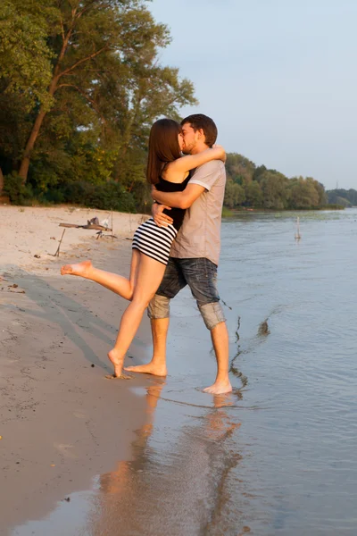 paar knuffelen en zoenen op riverside
