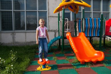 Kız rides bir çocuk bahçesi tesisi