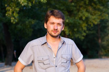 bir sahilde genç bir adam portresi