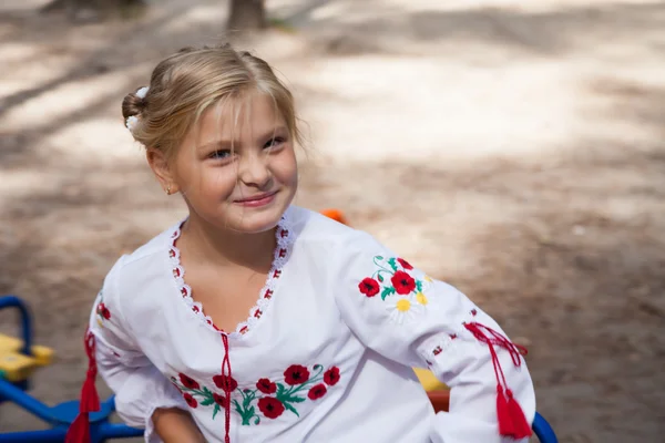 Enfant en chemise de style ukrainien sur une balançoire — Photo