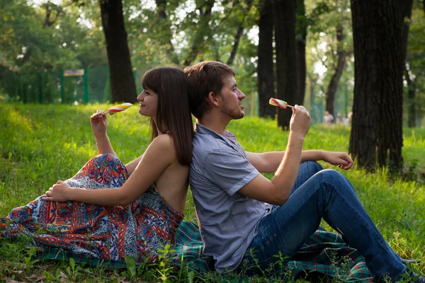 Paar isst Eis bei einem romantischen Picknick — Stockfoto