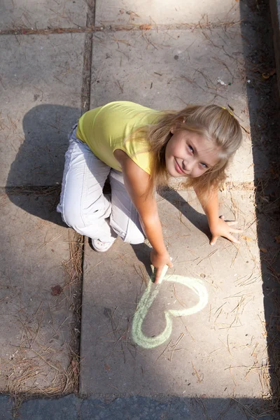 Jeune fille dessine sur le sol en béton — Photo
