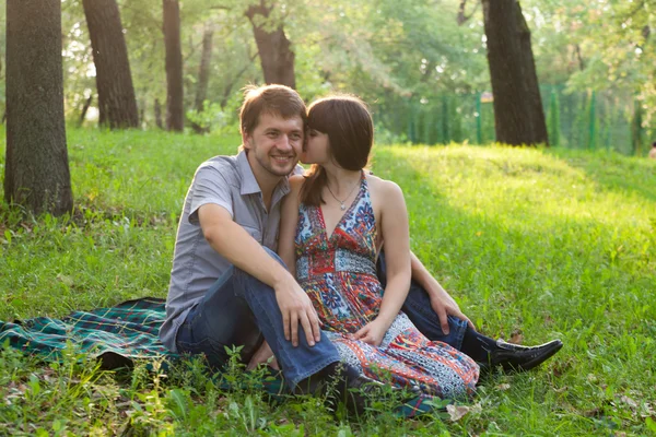 Junges Paar bei einem romantischen Picknick im Freien — Stockfoto