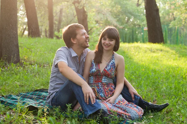 Jovem casal em um piquenique romântico ao ar livre — Fotografia de Stock