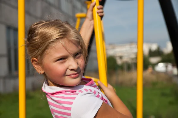 Fille équitation promenades sur une aire de jeux pour enfants — Photo