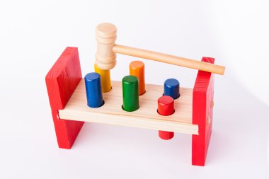 erken çocuk gelişim ahşap oyuncaklar üzerinde beyaz izole