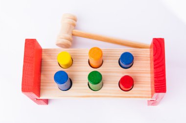 erken çocuk gelişim ahşap oyuncaklar üzerinde beyaz izole