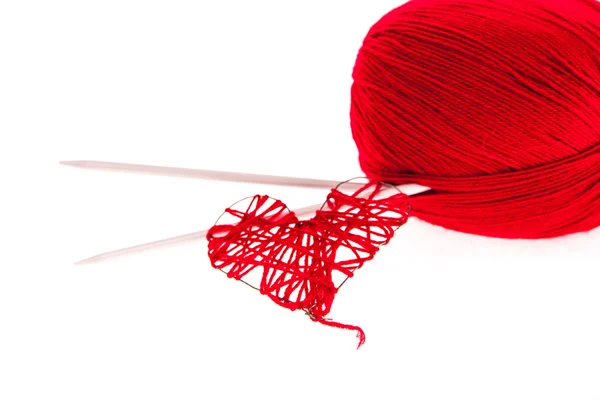 Вязание пряжи с иголками и сердцем — стоковое фото