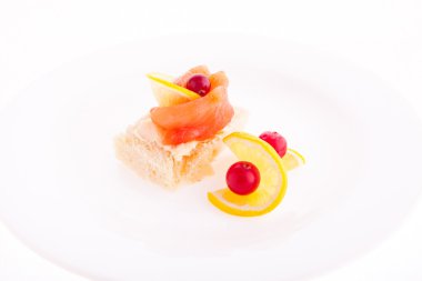 Tereyağlı sandviçler, somon ve kırmızı havyar