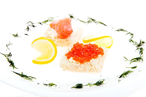 Sandwichs au beurre, saumon et caviar rouge — Photo